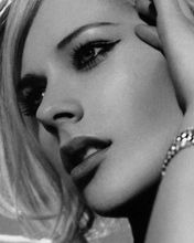 avril  - wallpaper preview