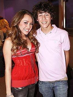 Miley and Nick Jonas - wallpaper preview